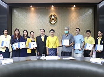 ILPC Delivers the Certificates to Top
Ten List of Academic and Staff Members
with the Highest Score Report of
SSRU-TEP